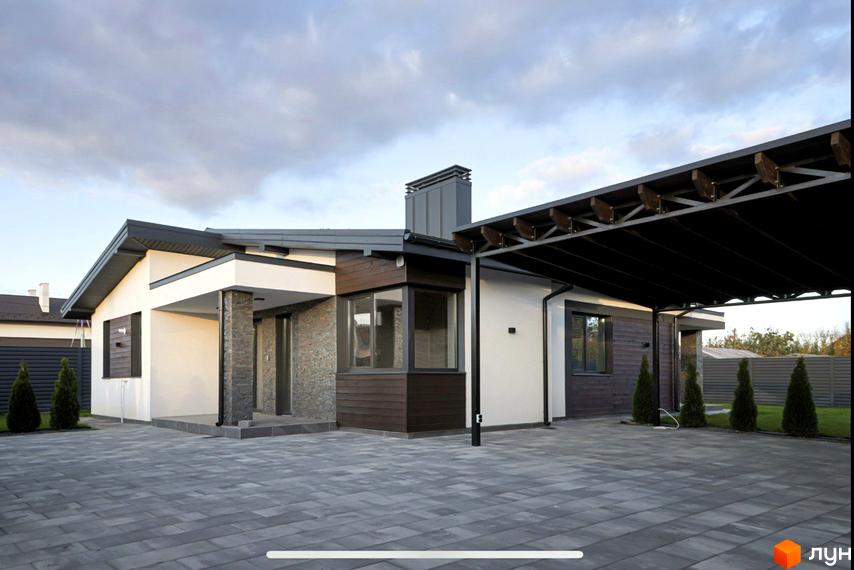 Сучасний одноповерховий будинок з навісом для автомобілів та бруківкою на прибудинковій території. Зовнішній вигляд новобудови на вулиці Мазепи.