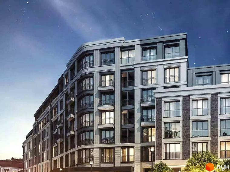 Фасад житлового комплексу Illinsky House з витонченою архітектурою та великими вікнами. Навколо будівлі розташовані дерева та вуличне освітлення.