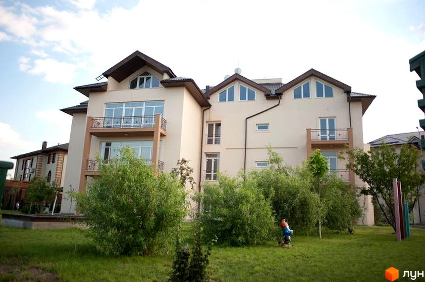 Зовнішній вигляд житлового комплексу Бірюза з балконами та зеленими насадженнями на прибудинковій території.