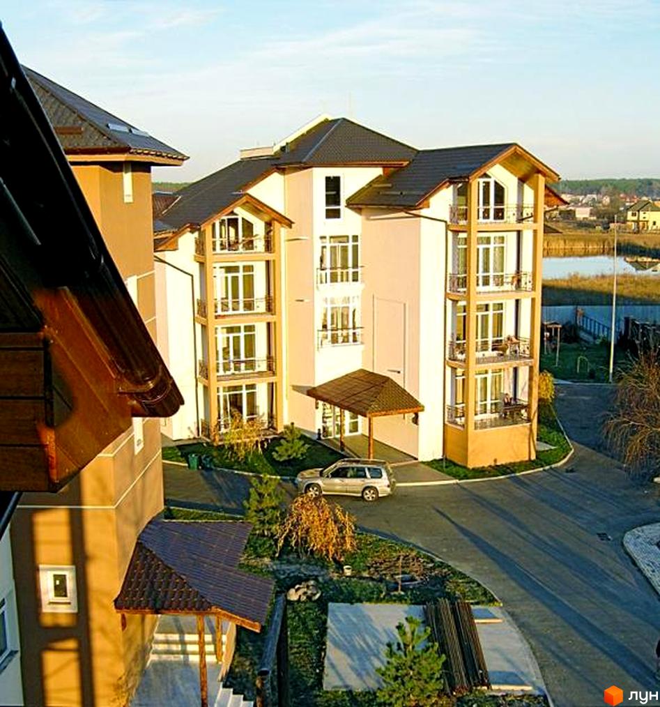 Житловий комплекс Бірюза з сучасними будинками та прибудинковою територією, що включає зелені насадження та парковку.