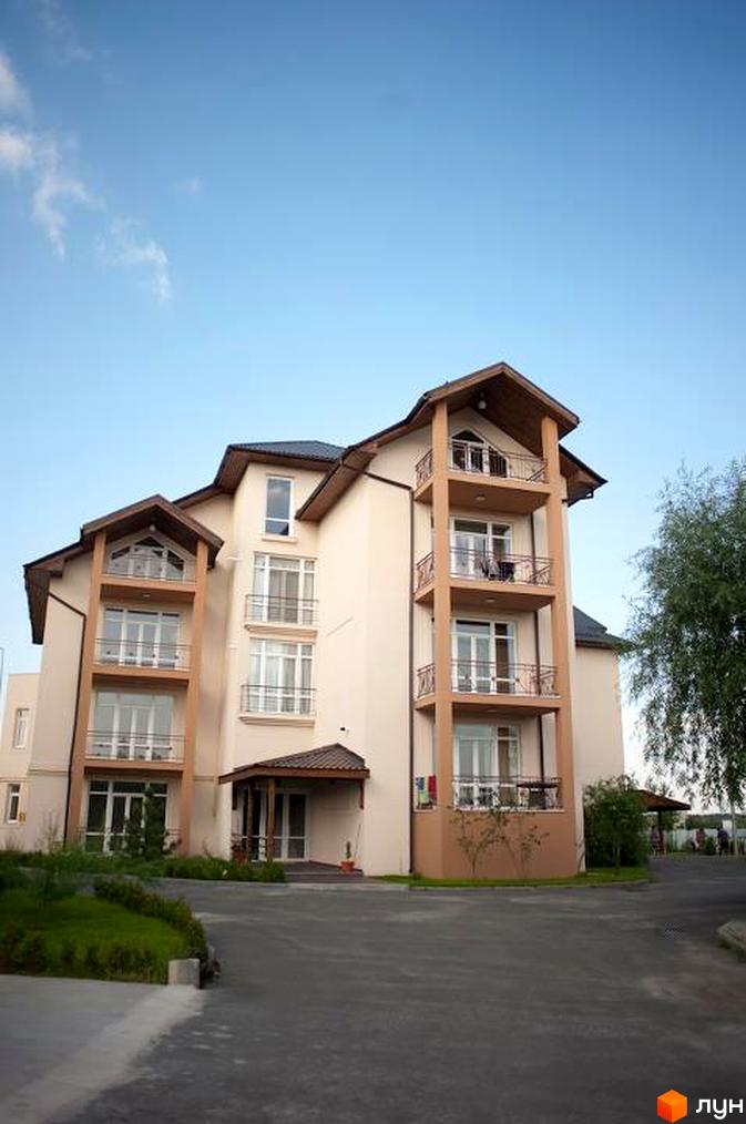 Житловий комплекс Бірюза - сучасна новобудова з балконами та великими вікнами. Прибудинкова територія з зеленими насадженнями та парковкою.