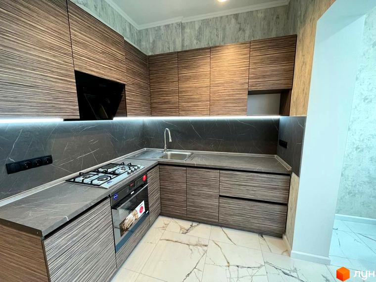 Сучасна кухня з дерев'яними фасадами та мармуровою стільницею. Відкритий простір та функціональний дизайн.
