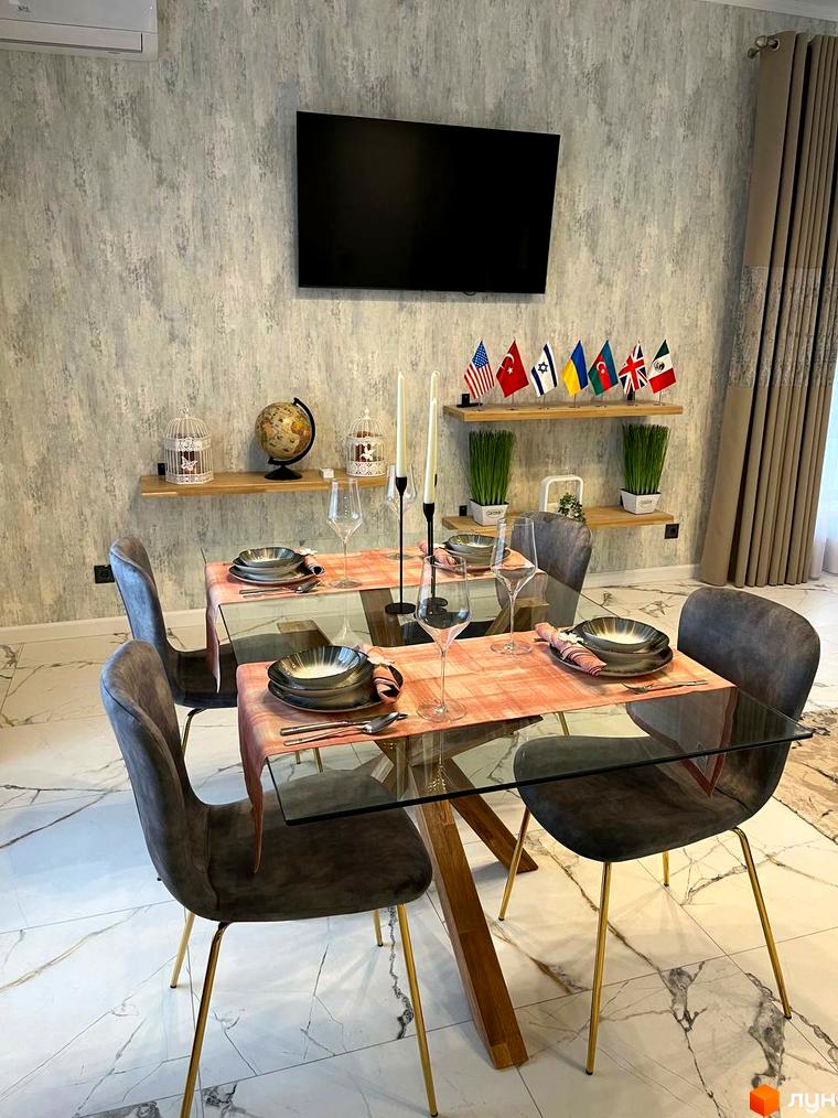 Інтер'єр їдальні в ЖК Лелека з обіднім столом, стільцями та декором. Сучасний дизайн кухні-вітальні в новобудові.