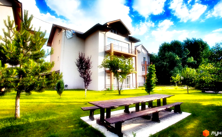 Житловий комплекс Бірюза: багатоповерхові будинки з балконами та зелена прибудинкова територія з місцями для відпочинку.