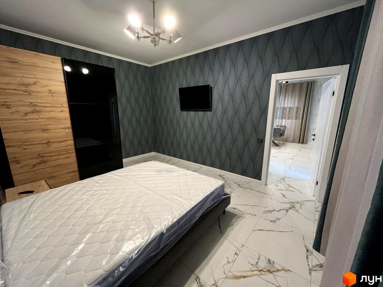 Житловий комплекс Лелека: спальня з двоспальним ліжком та шафою-купе. Дизайн стін з геометричним візерунком.