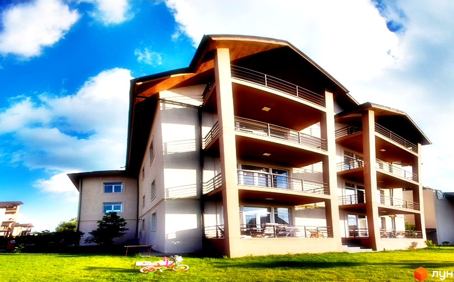 Житловий комплекс Бірюза - багатоповерхова будівля з балконами та терасами, зелена галявина з дитячим велосипедом.