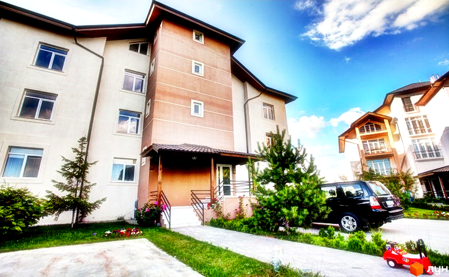 Житловий комплекс Бірюза: багатоповерхові будинки з коричневими та бежевими фасадами, вікнами та балконами. Прибудинкова територія з зеленими насадженнями, деревами та доріжками.