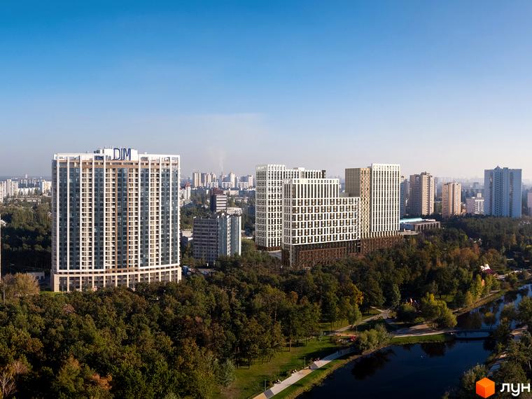 Житловий комплекс Новий Автограф - це сучасна новобудова з високою вежею та корпусами, розташована біля парку та водойми.