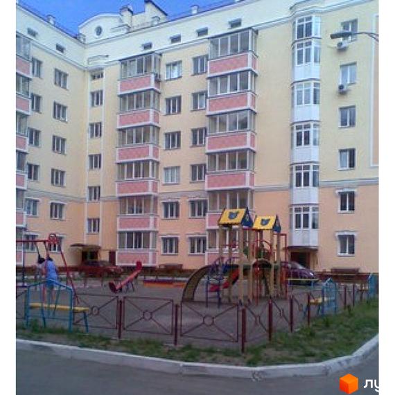 Житловий комплекс на вул. Балукова, 2б. Зовнішній вигляд багатоповерхового будинку з балконами та дитячим майданчиком на прибудинковій території.