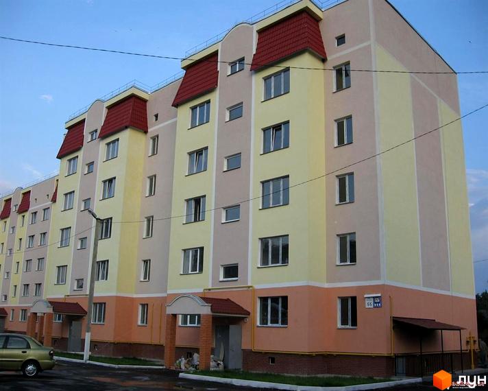 Житловий комплекс на вул. Жовтнева, 55. Вид на фасад будинку з кольоровою обробкою та прибудинковою територією.