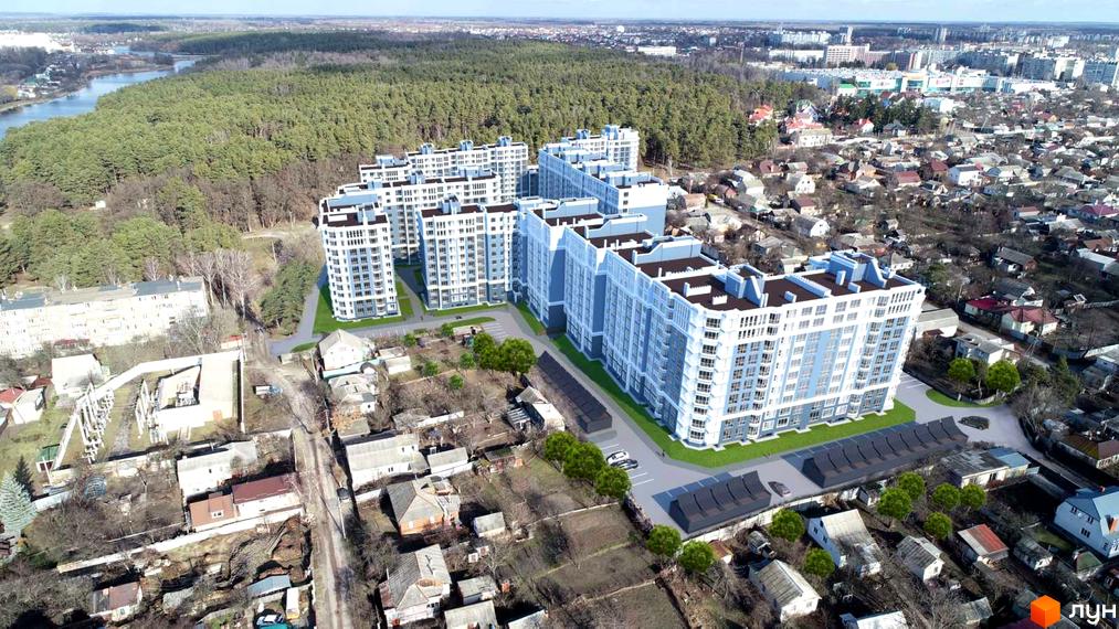 Житловий комплекс Лісовий: багатоповерхові будинки біло-блакитного кольору з коричневими дахами, розташовані поруч з лісом та річкою.