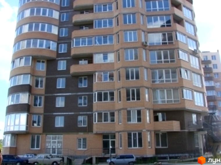 Житловий комплекс вул. Гончара, 3, з фасадом з панорамними вікнами та прибудинковою територією.