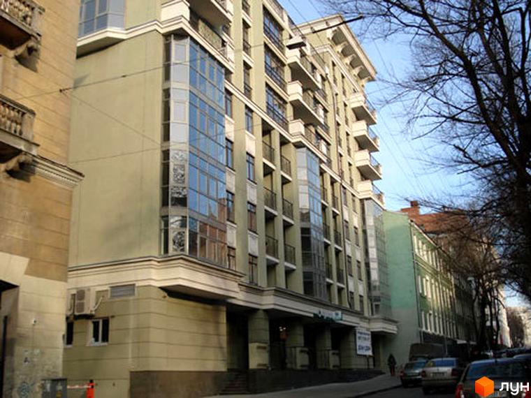 Житловий комплекс на вул. Чернишевська, 7, з фасадом з великими вікнами та прибудинковою територією.