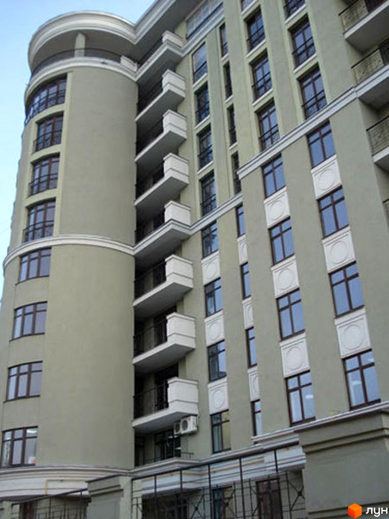 Зовнішній вигляд новобудови на вул. Чернишевська, 7. Багатоповерховий будинок з балконами та великими вікнами.