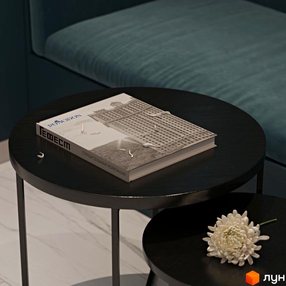 На сторінці ЖК Посейдон зображено архітектурну візуалізацію житлового комплексу. На столі лежить журнал з інформацією про будівництво.