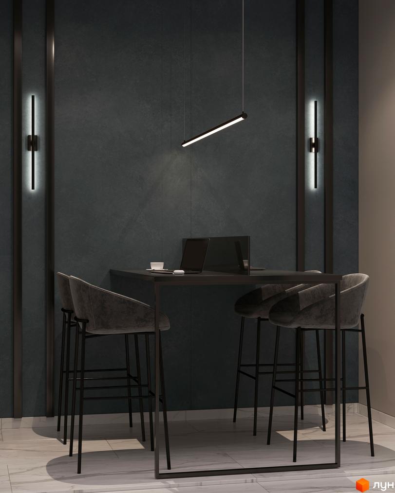 Інтер'єр кухні в ЖК Посейдон. Темні стіни, барна стійка з сірими стільцями та підвісним світильником. На столі ноутбук та кава.