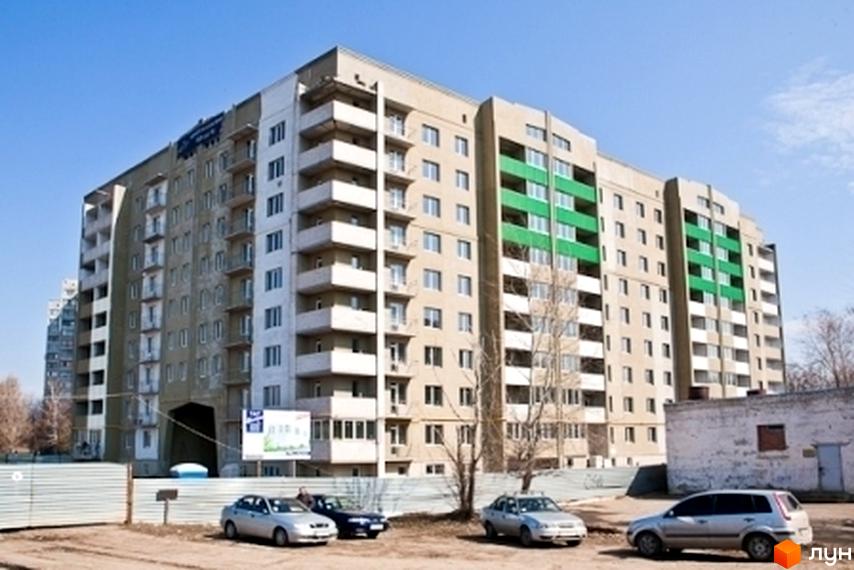 Житловий комплекс просп. Олександрівський (Косіора), 69е, з сучасним фасадом та прибудинковою територією, де припарковані автомобілі.