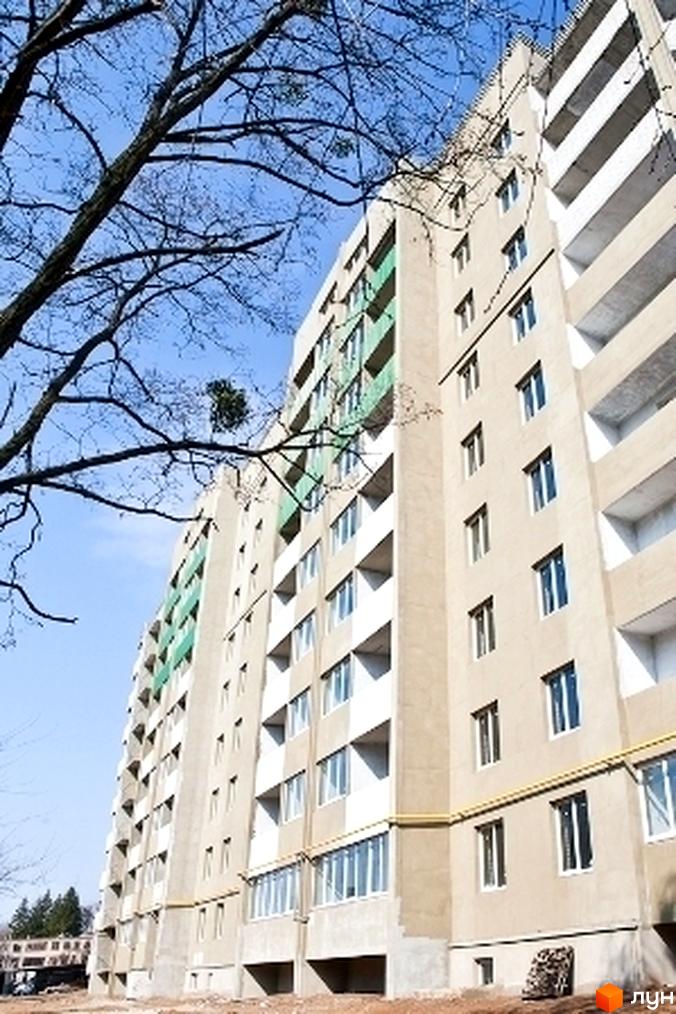 Житловий комплекс просп. Олександрівський (Косіора), 69е, з фасадом та вікнами, прибудинкова територія з деревами.