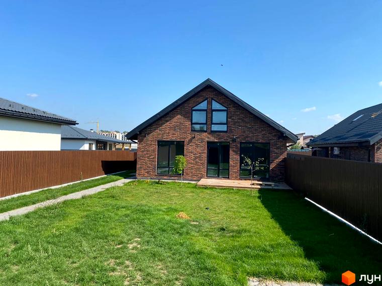 Котеджне містечко Одноповерховий Київ - Віта-Поштова. Цегляний будинок з великими вікнами та доглянутою зеленою ділянкою.