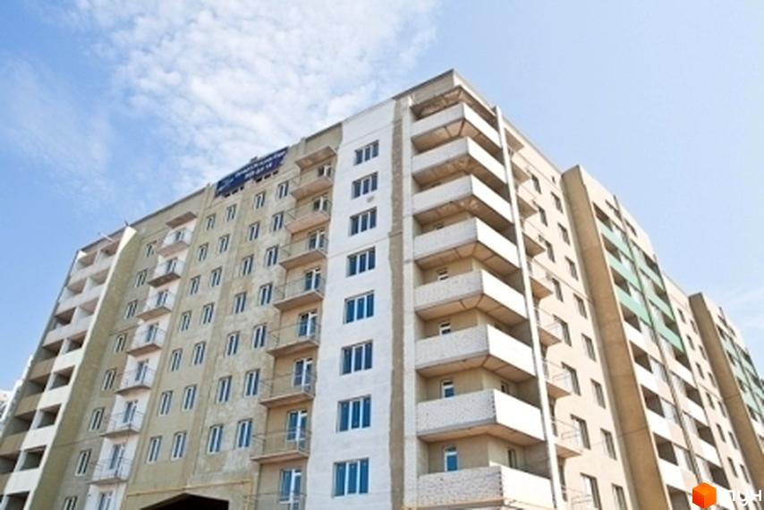 Зовнішній вигляд багатоповерхового житлового комплексу на просп. Олександрівський (Косіора), 69е. Будинок має багато балконів та вікон, частково оздоблений фасад.