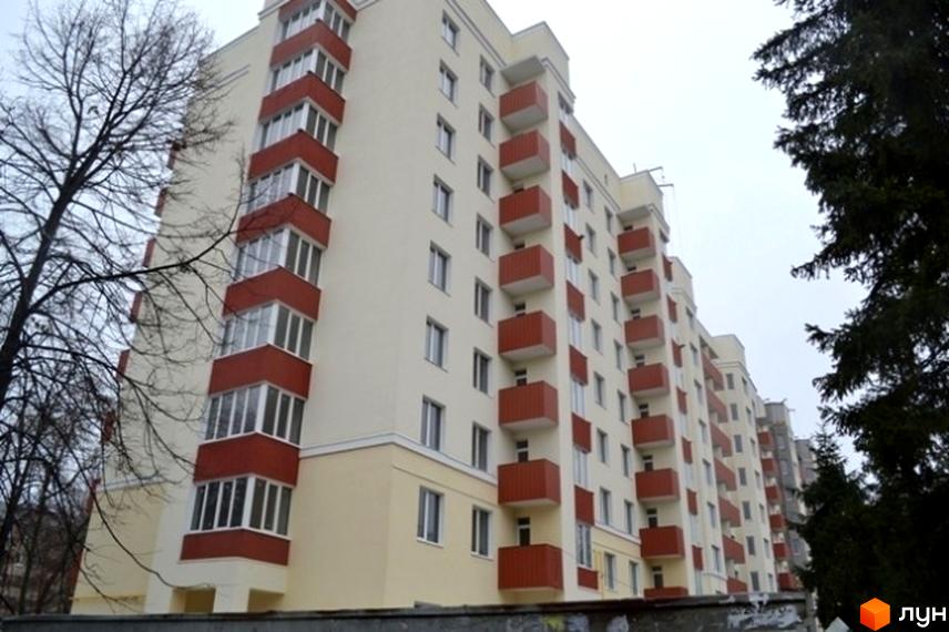 Житловий комплекс просп. Архітектора Альошина, 5. Вид на будинок з балконами та прибудинковою територією.