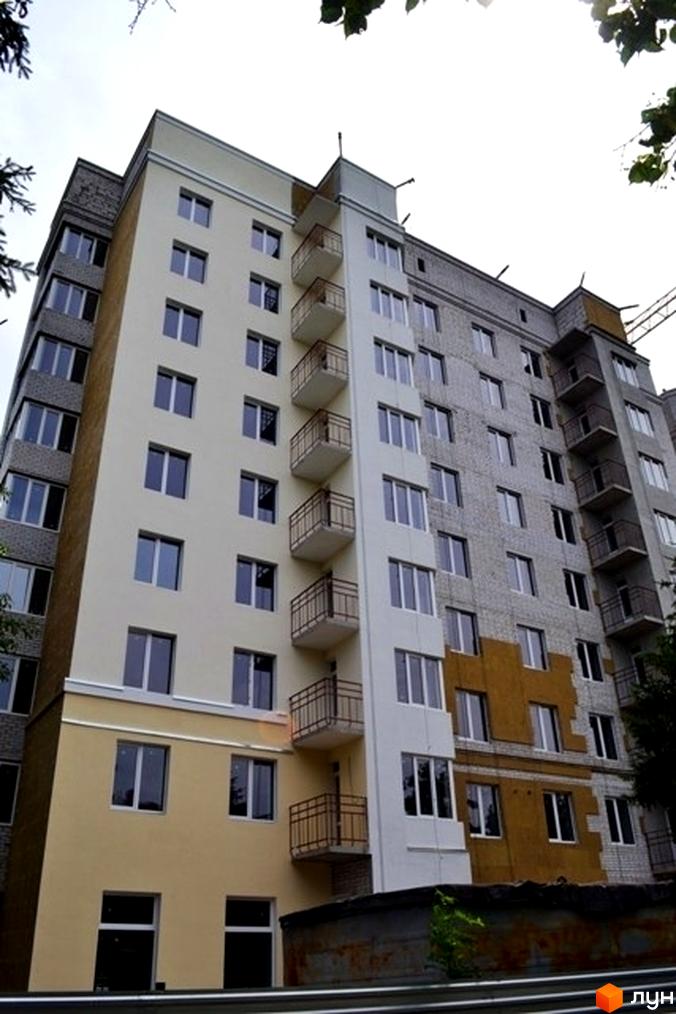 Житловий комплекс просп. Архітектора Альошина, 5. Вид на фасад будинку з балконами та прибудинкову територію.