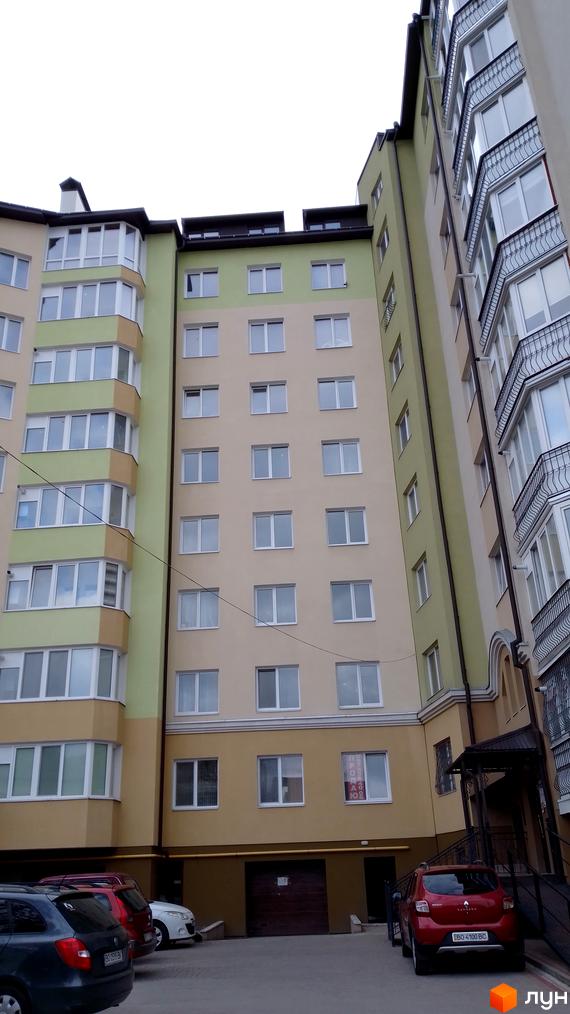 Зовнішній вигляд багатоповерхового будинку на вул. Вояків Дивізії Галичина. Фасад будівлі з великими вікнами та балконами.