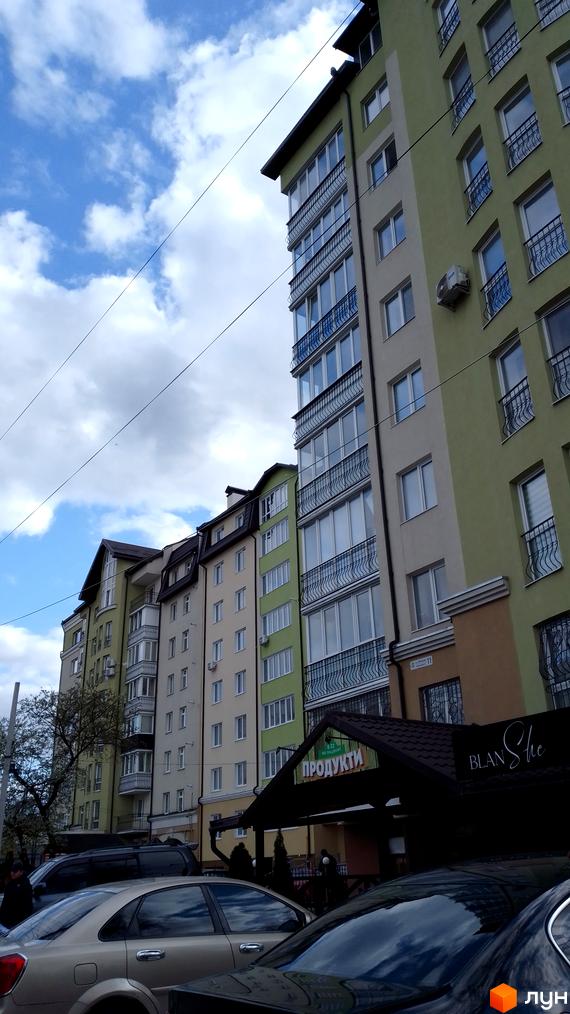 Зовнішній вигляд багатоповерхового будинку на вулиці Вояків Дивізії Галичина. Архітектура та фасади житлового будинку.