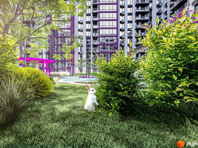 Новобудова Manhattan Up має високі фасади з балконами та фіолетовими вставками. На прибудинковій території зелений газон, кущі, дерева та дитячий майданчик.