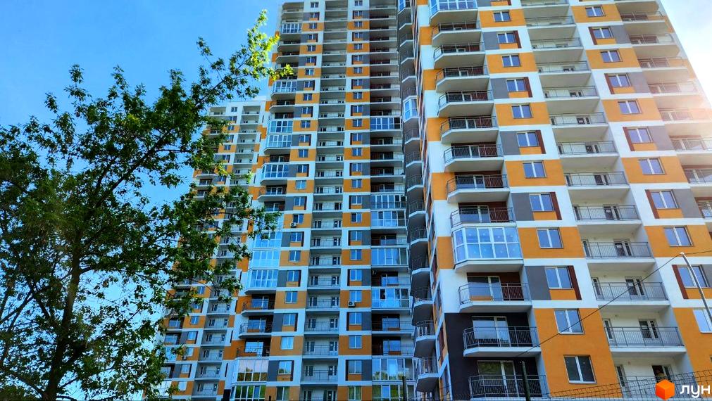 Житловий комплекс Orange City – багатоповерхова новобудова з яскравим фасадом у помаранчево-білих тонах. Будинок має багато балконів та панорамних вікон.