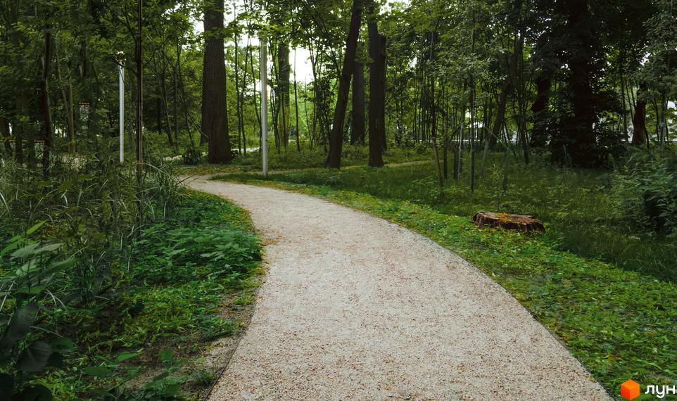 Житловий комплекс Chalet: зелена територія з доріжкою та деревами, що створює затишну атмосферу для відпочинку.