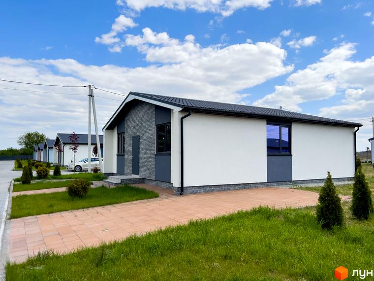 Будинок в Котеджному містечку Millennium House з білим фасадом, сірими акцентами та темним дахом. Прибудинкова територія з газоном та брукованою доріжкою.