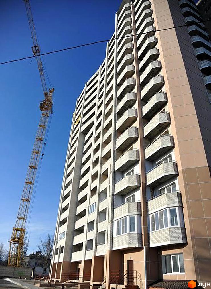 Житловий комплекс на вул. Перекопська, 171а. Вид на фасад будинку з балконами та прибудинкову територію.