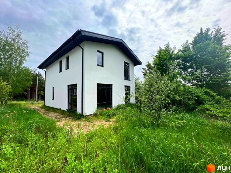 Зображення будинку в Котеджному містечку GREEN CLUB. Двоповерховий будинок з великими вікнами та зеленою територією навколо.