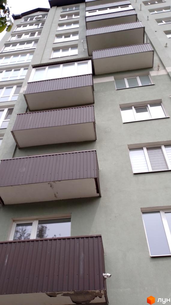 Зображення фасаду багатоповерхового будинку з балконами. На фасаді видно вікна та оздоблення стін. ЖК вул. Глибока, 24.