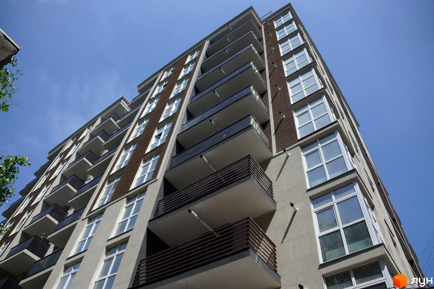 Зовнішній вигляд новобудови ЖК Лотос Холл, що складається з багатоповерхових будинків з балконами та великими вікнами.