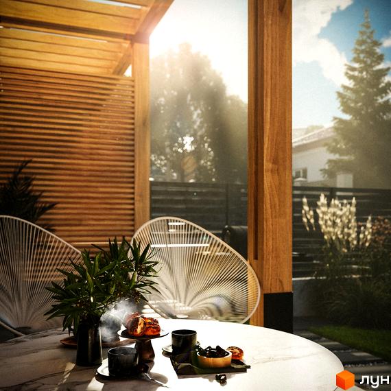 Дерев'яна тераса таунхаусу FIRST з горизонтальними ламелями та білими стільцями, що межує з зеленим садом.