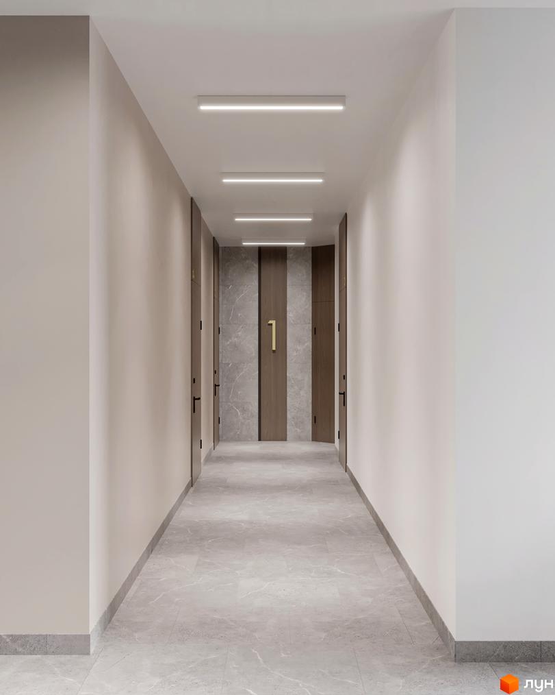 Коридор у новобудові SILENT PARK з дверима та підлогою з мармурової плитки, освітлений лінійними світильниками.