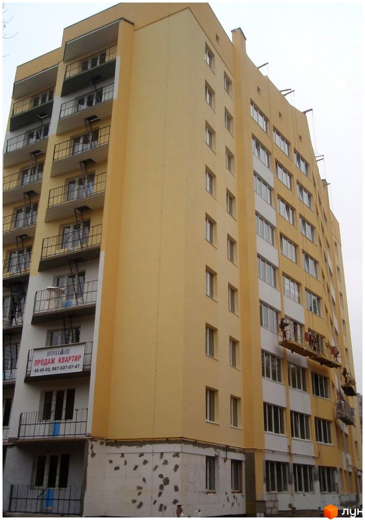 Житловий комплекс на вул. Відінська, 23а, з жовтою фасадною облицюванням та балконами. Прибудинкова територія ще не облаштована.