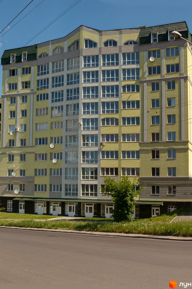 Житловий комплекс на вул. Черняка, 26-28, з великими вікнами та прибудинковою територією, озелененою газоном.