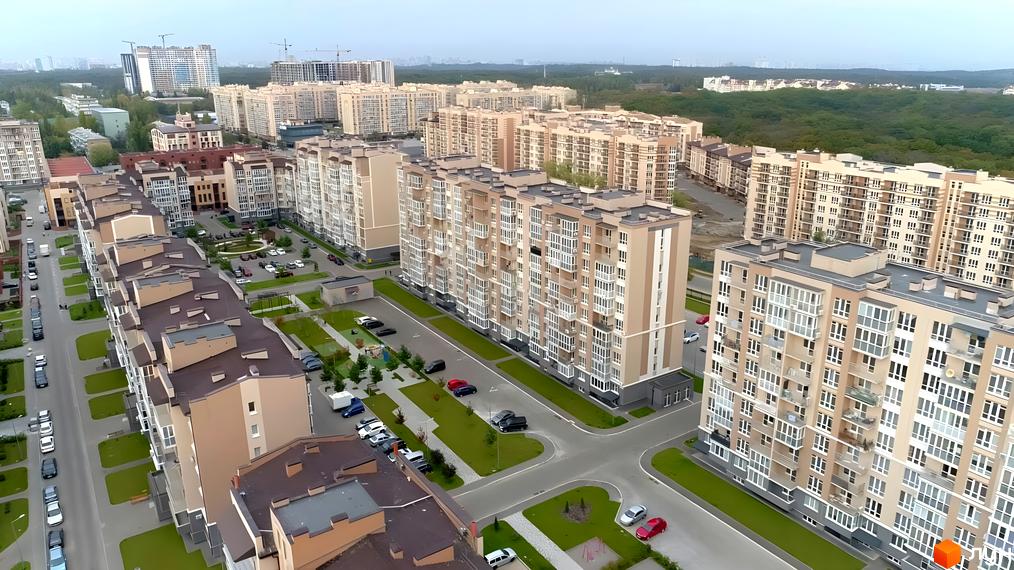 Житловий комплекс Кришталеві джерела з сучасними багатоповерхівками та прибудинковою територією з зеленими насадженнями.