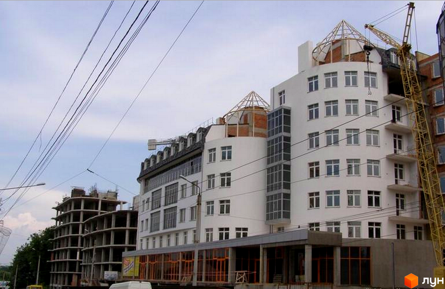 Житловий комплекс Фортеця Люкс з сучасним фасадом та прибудинковою територією, що знаходиться в стадії будівництва.