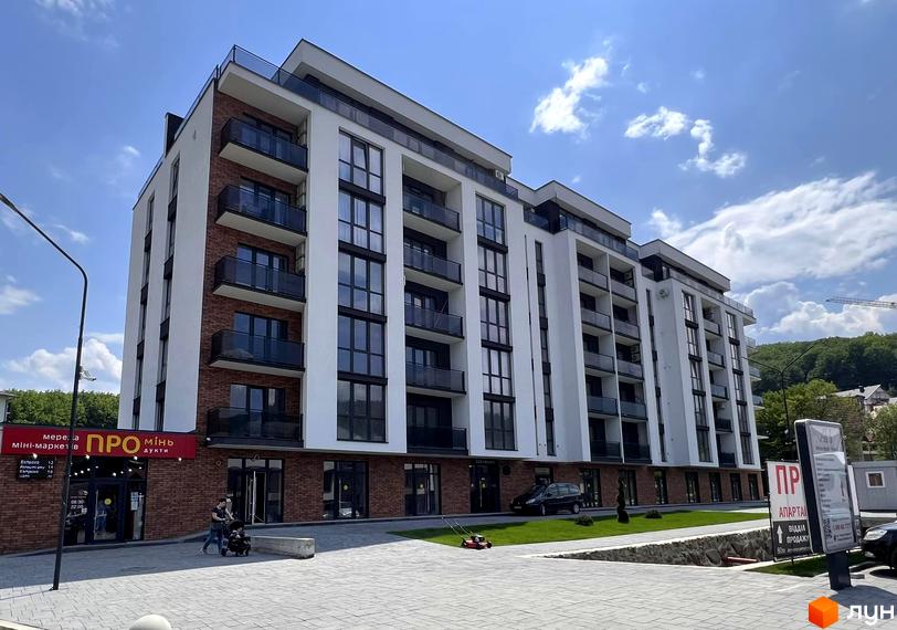 Апарт-комплекс Green Park Polyana – це багатоповерхова новобудова з цегляними та білими фасадами, скляними балконами та великими вікнами. Прибудинкова територія облаштована газоном та доріжками.