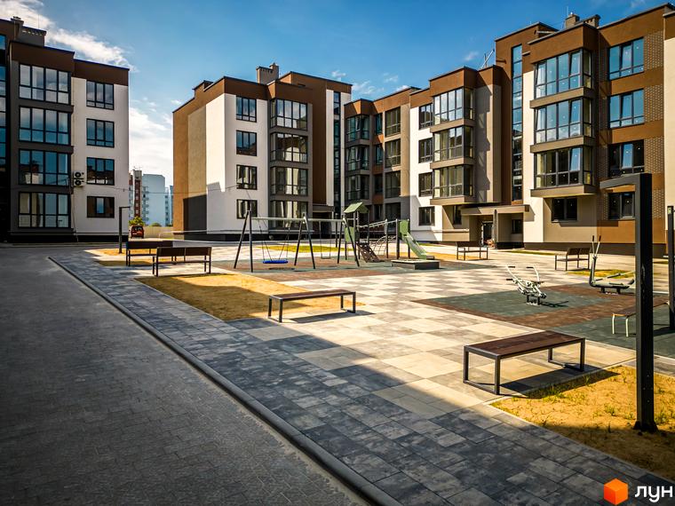Житловий комплекс Royal Hill з дитячим майданчиком та зонами відпочинку. Сучасна архітектура та упорядкована прибудинкова територія.