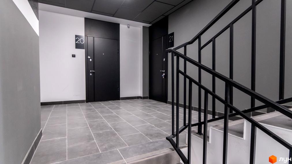 Вхідна група ЖК Royal Hill з дверима та сходовими маршами. Сучасний дизайн та оздоблення під'їзду.