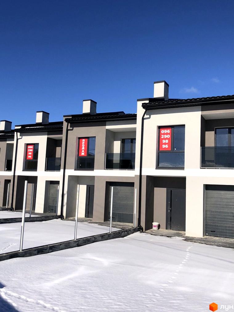 Житловий комплекс на вул. Хмельницького, 6а: ряд двоповерхових будинків з сірими фасадами. Територія вкрита снігом.