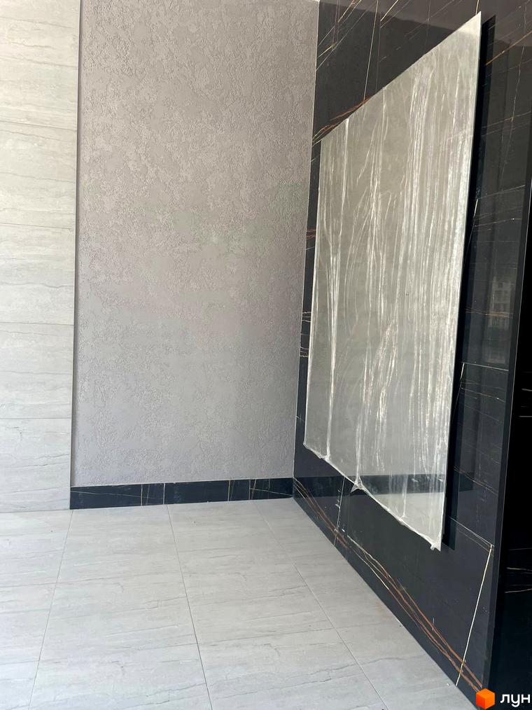 Новобудова ЖК на Масанах. Сучасний дизайн фасаду з комбінованими оздоблювальними матеріалами: мармур, декоративна штукатурка, великі вікна.