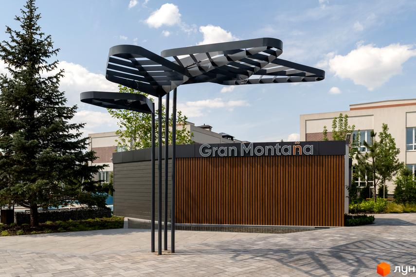 Фото Котеджного містечка Gran Montaña з фасадом будинку та елементами ландшафтного дизайну. Вигляд ззовні.