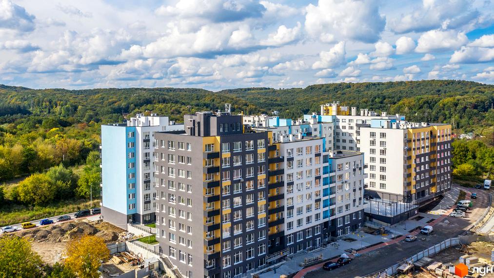 Житловий комплекс Білий Шоколад – це багатоповерхові будинки з яскравими фасадами та облаштованою прибудинковою територією.