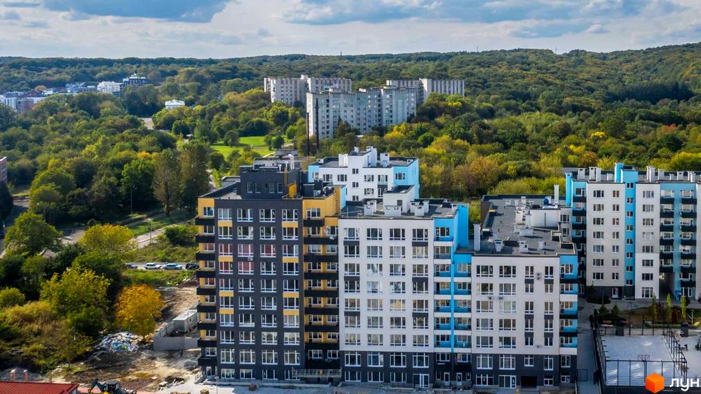 Житловий комплекс Білий Шоколад - це сучасна новобудова з яскравим фасадом та упорядкованою прибудинковою територією, що розташована серед зелені.